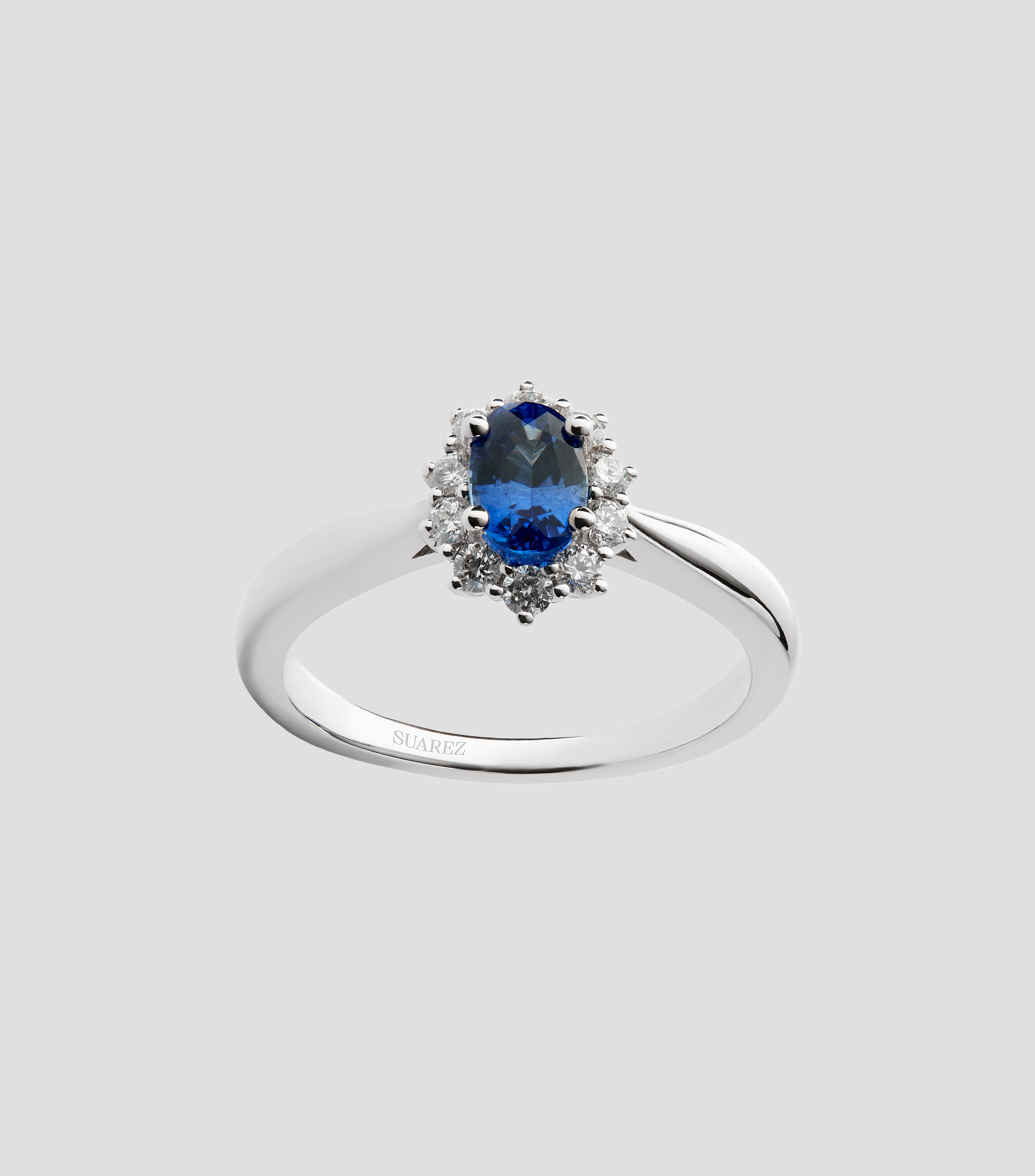 Anillo solitario en Oro blanco de 18 Kilates con zafiro azul y diamantes Mujer